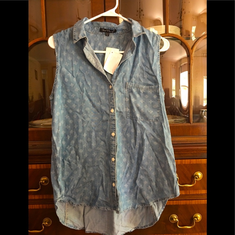 Woman’s sleeveless button down top.